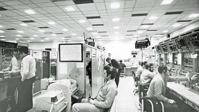 El personal en la base de seguimiento de Fresnedillas, que aparece en 'Estación Apolo'