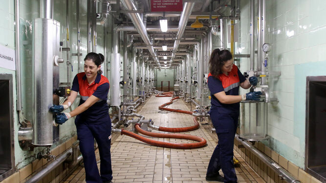 Dos operarias trabajan en un centro fabril de Córdoba.