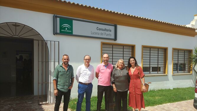 Las autoridades delante el nuevo consultorio de Lucena del Puerto.