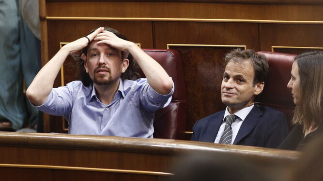 El secretario general de Podemos, Pablo Iglesias, ayer en el hemiciclo junto a Jaume Asens, de En Comú Podem.
