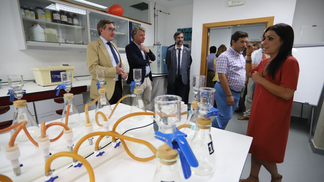 El presidente del puerto de Sevilla en los laboratorios donde se analizan las tomas de las catas realizadas en el Guadalquivir.
