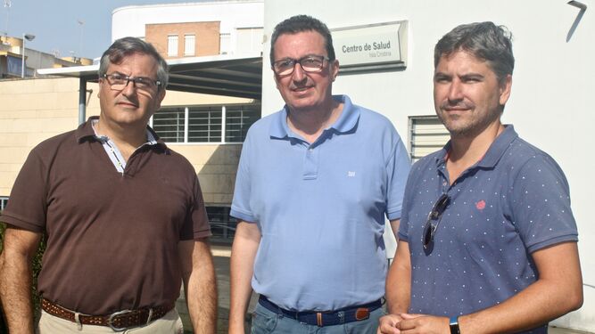 Manuel Andrés Gómez junto a Francisco González y Carlos Guarch en el Centro de Salud de Isla Cristina.
