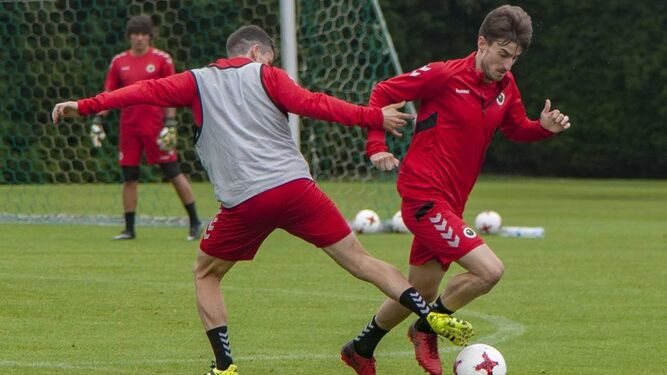 Quique Rivero controla el balón durante un entrenamiento con el Racing de Santander.