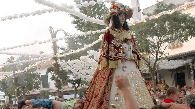 La Virgen del Rocío vestida de Pastora en su procesión pro las calles de la aldea.