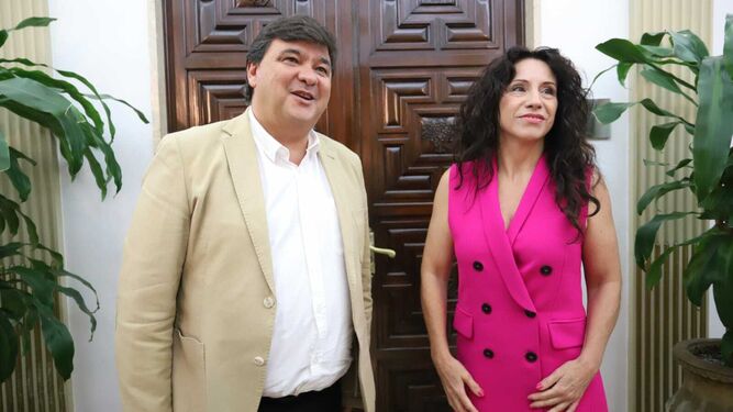 Gabriel Cruz y Rocío Ruiz después del encuentro mantenido esta mañana en el Ayuntamiento onubense.