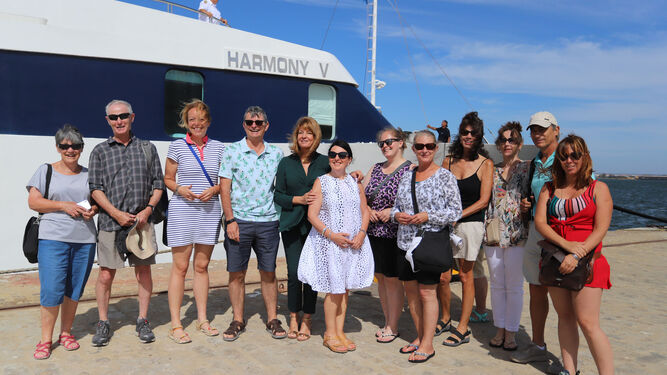 El buque de cruceros MS Harmony V atraca en el Muelle de Levante con una veintena de turistas.