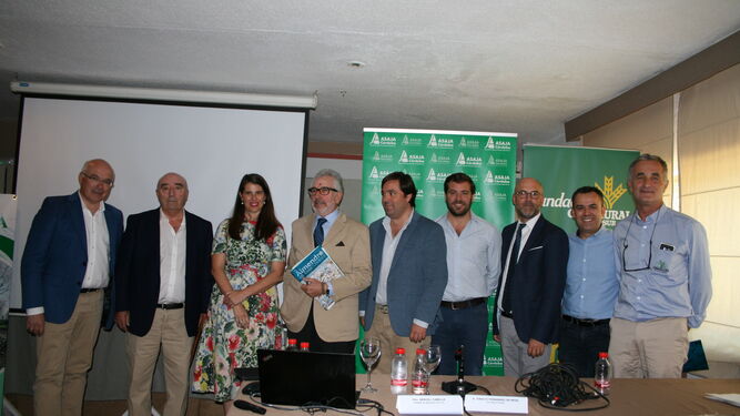 Foto de grupo de directiva de Asaja Córdoba y los ponentes en la IV Jornada Técnica de la Almendra.