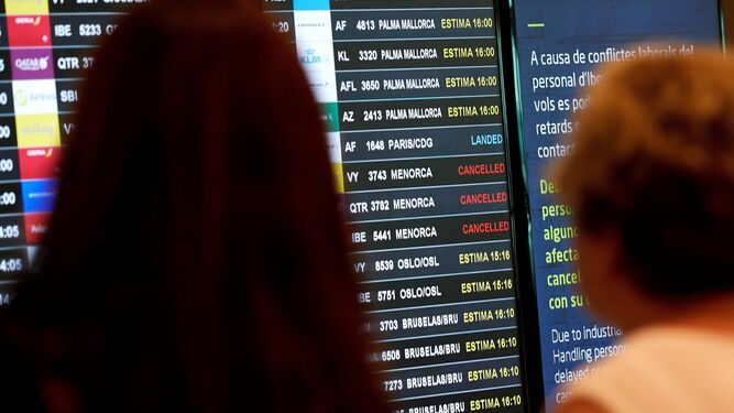 Mostradores de salidas y llegadas de vuelos en el aeropuerto de El Prat.