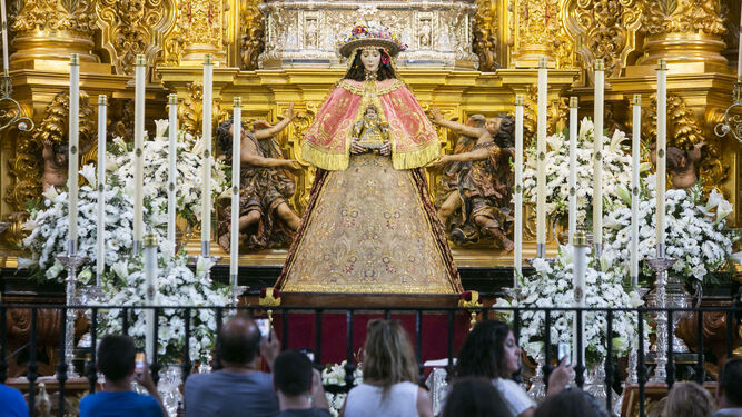 La Virgen del Rocío vestida de pastora ya espera a los pies del altar de su ermita al próximo 19 de agosto.