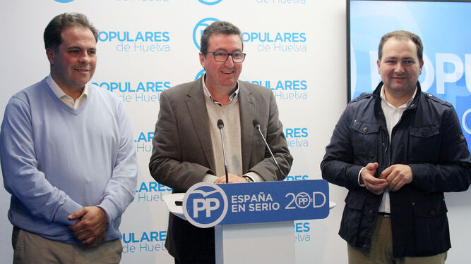 Juan Carlos Duarte, Manuel Andrés González y David Toscano, durante una rueda de prensa en la sede del PP.