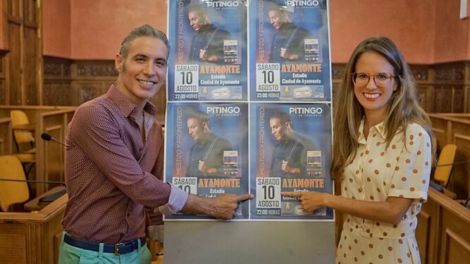 Pitingo posa con el cartel del concierto junto a la alcaldesa Natalia Santos.