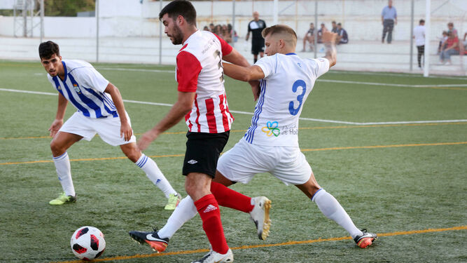 Jorge Morcillo presiona a un rival durante el amistoso del sábado pasado en Minas de Riotinto.