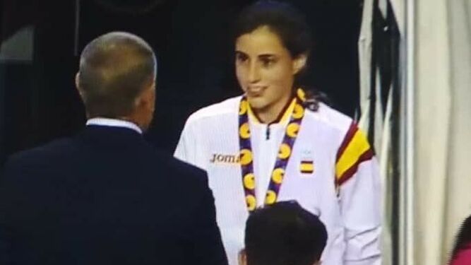 María Forero recibe la medalla en Bakú.