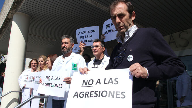 Concentración de enfermeros frente al hospital Juan Ramón Jiménez en respuesta a una agresión.