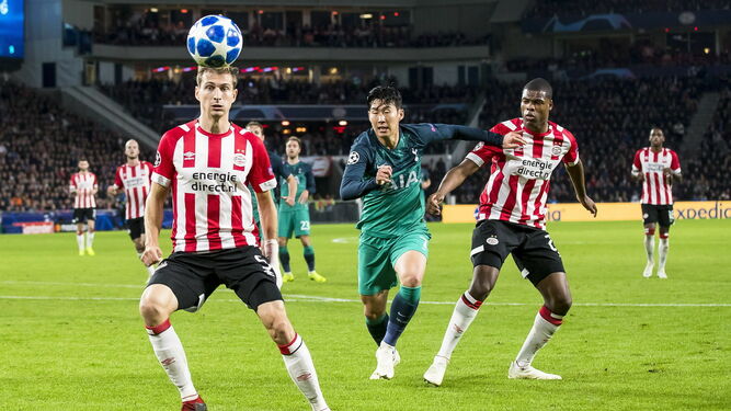 PSV jugando la temporada pasada Champions League contra el Totteham