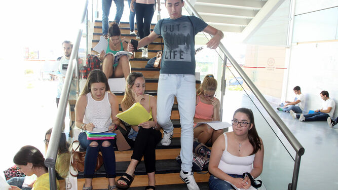 Alumnos en el Edificio Paulo Freire del Campus del Carmen.