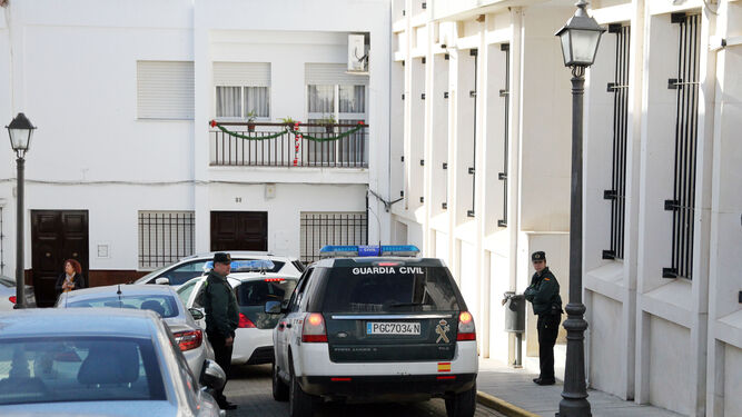 Un vehículo de la Guardia Civil a las puertas del Palacio de Justicia de Valverde del Camino.