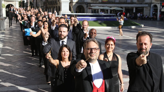 Participantes en la primera edición de la cumbre posan con sus batutas en la Plaza de las Monjas. A la derecha, Francisco Navarro Lara.