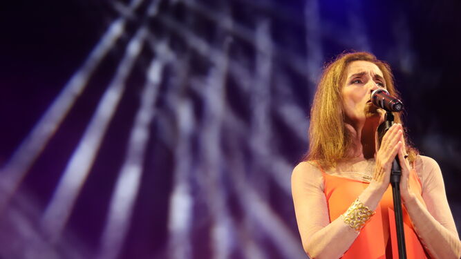 La cantante madrileña desplegó elegancia y dulzura en su concierto de anoche en Huelva.