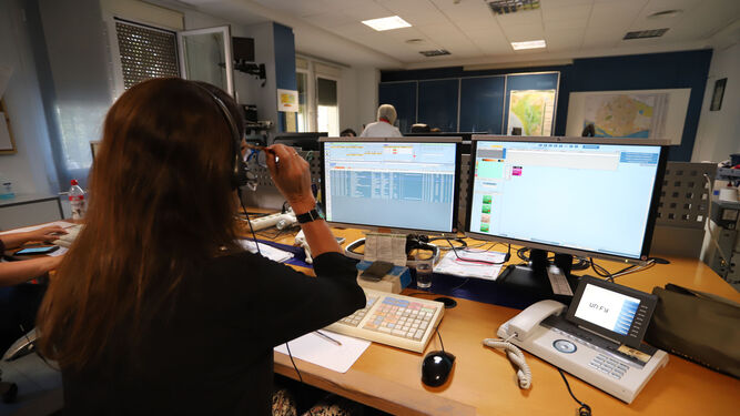 Una mujer atiende una llamada telefónica en el centro de coordinación de urgencias y emergencias del 061.