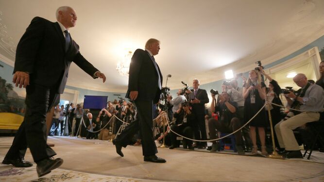 Donald Trump, seguido por el vicepresidente Mike Pence, abandona la sala tras ofrecer ayer una rueda de prensa en la Casa Blanca.