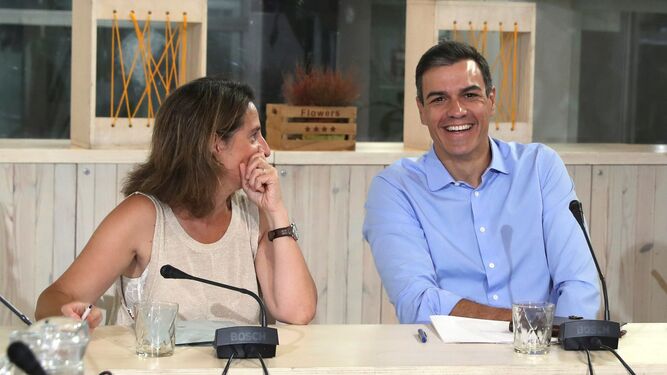 El líder del PSOE y presidente del Gobierno en funciones, Pedro Sánchez, y la ministra de Transición Ecológica en funciones, Teresa Ribera.