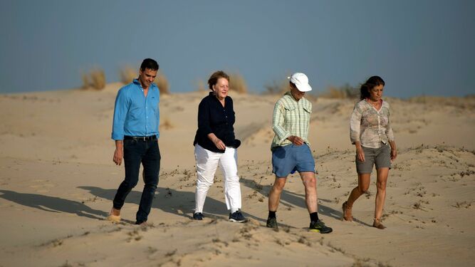 Pedro Sánchez con Angela Merkel y sus parejas el verano pasado en Doñana.