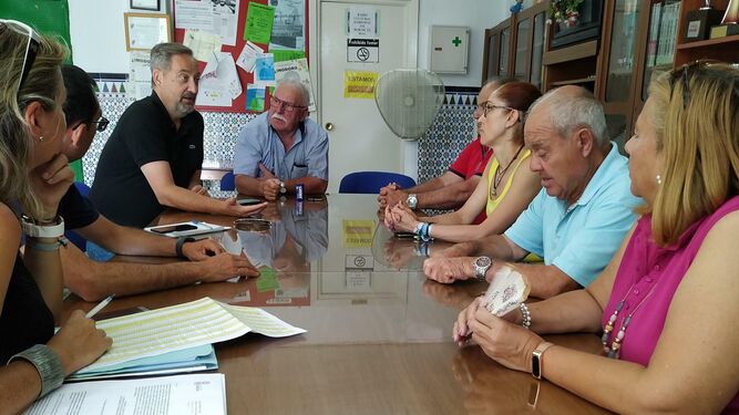 Reunión de Manuel Gómez con los representantes de los vecinos.