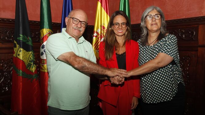 Francisco Amaral, Natalia Santos y Maria Asunçao Cabrita unen sus manos.