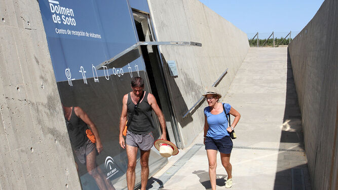Dos turistas caminan por los accesos al conjunto megalítico triguereño.