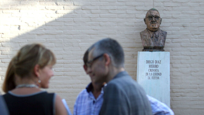 El busto de Diego Díaz Hierro en la plaza que lleva su nombre.