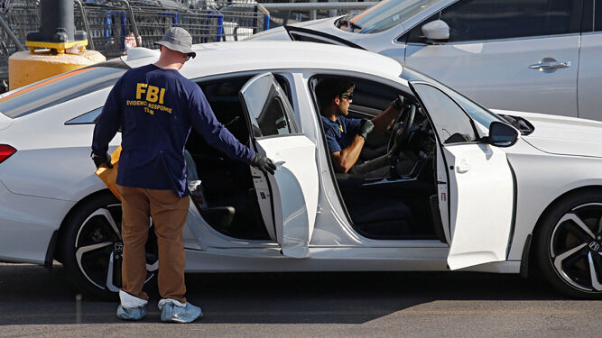 Agentes del FBI inspeccionan un automóvil en el lugar de los hechos en El Paso.