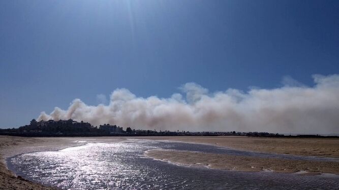 Imagen de la columna de humo del incendio en Isla Canela.