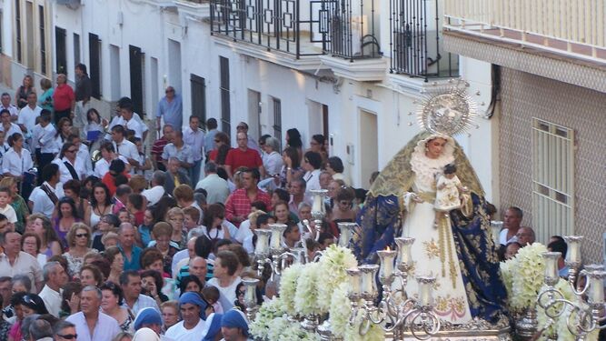 Nuestra Señora de los Remedios procesiona por las calles de Aljaraque.