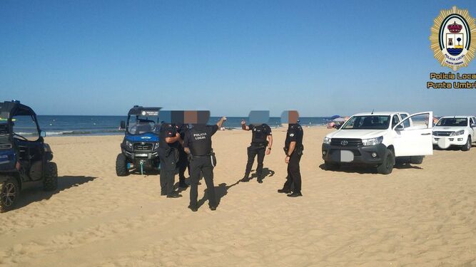 Los agentes, en la playa de El Portil este fin de semana.