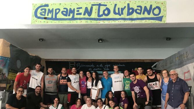 Imagen de la visita de los integrantes de la Fundación Cepsa al campamento urbano.