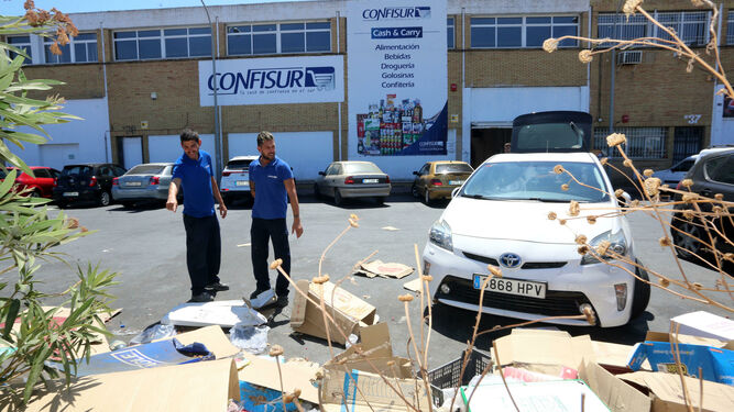 Dos trabajadores de Confisur muestran la basura acumulada antes de la limpieza realizada por el Ayuntamiento.