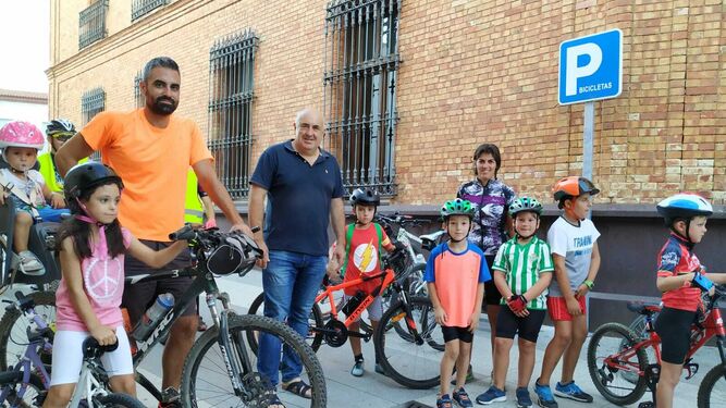 El alcalde de Nerva y la concejal de Deportes en el parking bici.