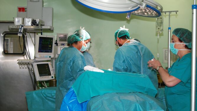 Intervención quirúrgica en las instalaciones del hospital Juan Ramón Jiménez.