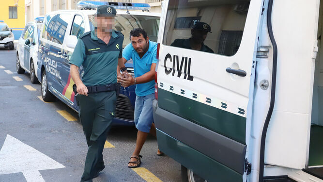 El principal implicado de los hechos, Fernando C.M., a punto de entrar en el furgón de la Guardia Civil para su traslado a prisión.