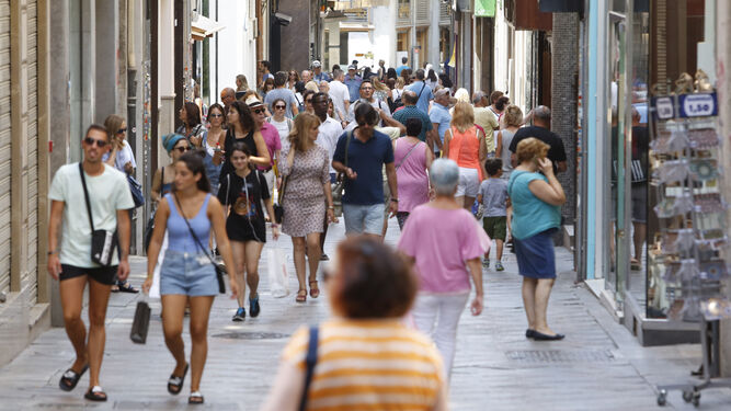 Gente en una calle céntrica de Granada