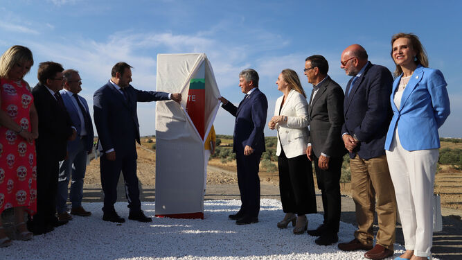 El ministro Ábalos inaugura la variante de Beas y Trigueros.