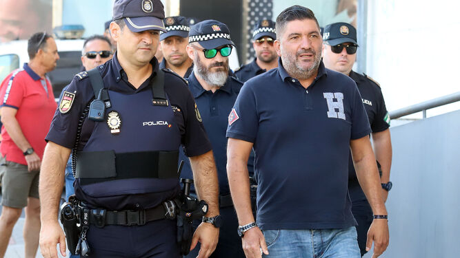 A la derecha y sin uniforme, Antonio Garrido a su llegada al Palacio de Justicia.