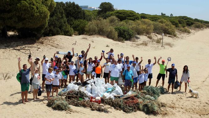 Voluntarios para la recogida de basura en la playa.