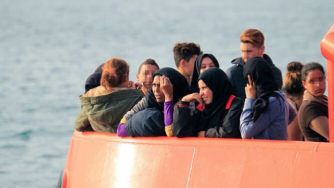 Migrantes recogidos por Salvamento Marítimo llegan a Algeciras.