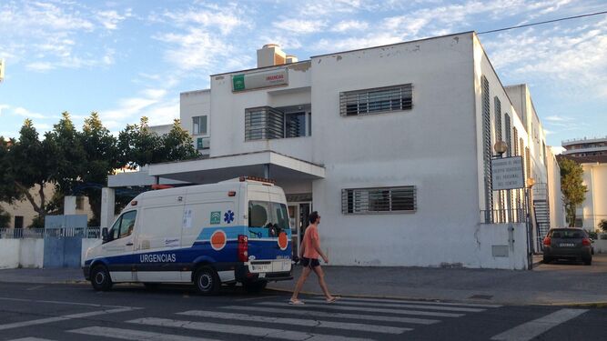Fachada del centro de salud de Punta Umbría con una ambulancia en su puerta.