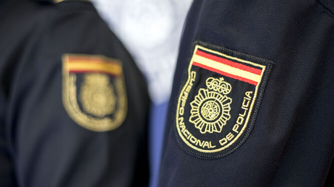 Detalle del uniforme de dos agentes de la Policía Nacional.
