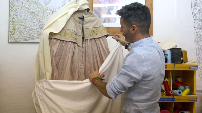 Mamé de la Vega ha confeccionado en su taller el guardapolvo con el que se cubrirá a la Blanca Paloma.