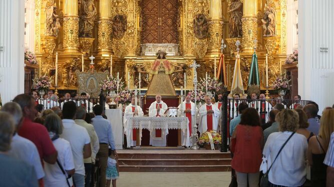 El obispo de la Diócesis de Huelva, José Vilaplana, preside la misa de acción de gracias en el Rocío.