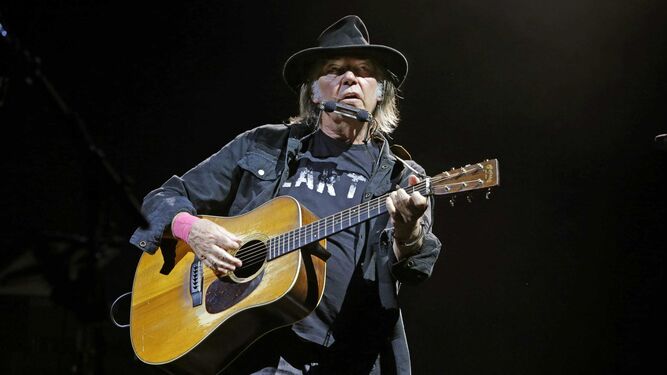 Neil Young, durante una actuación.